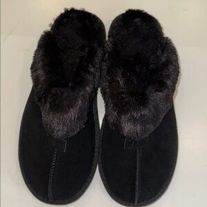 New Black Faux Fur Lined Slippers. Size 8.